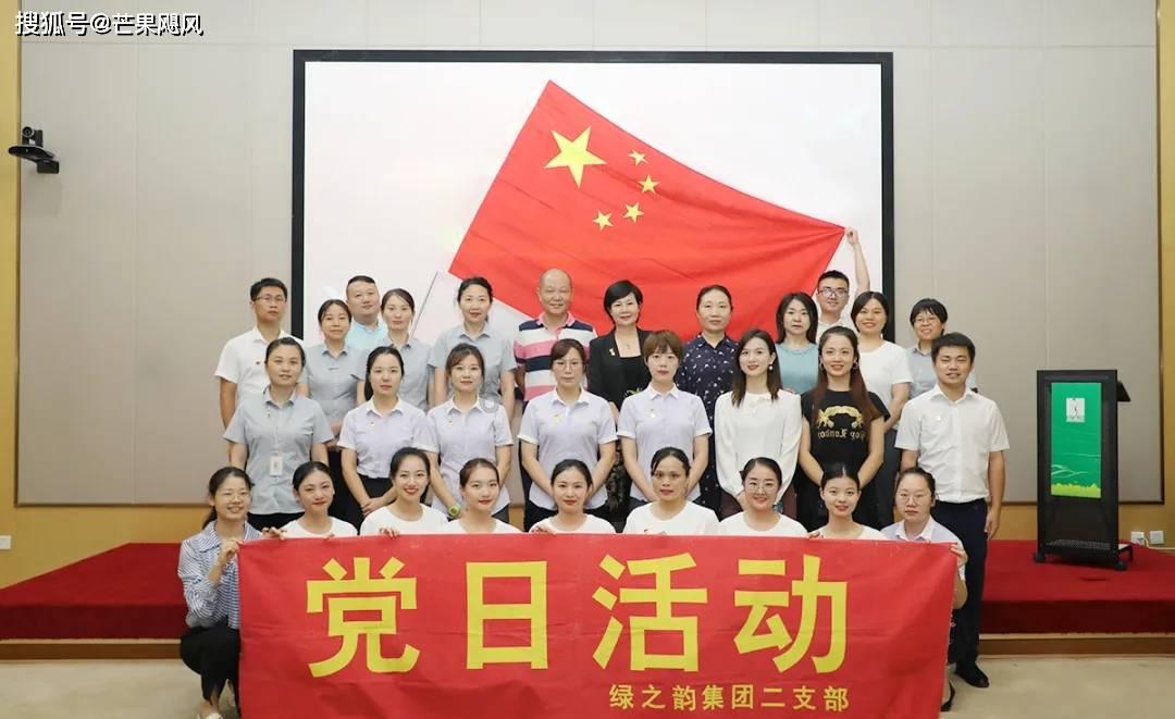 湖北一男子因情感纠纷欲跳湖轻生，辅警深夜跳湖救人！男子的现状如何？